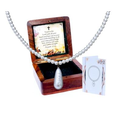 Imagem de JD'Z COLLECTION Presentes cristãos para mulheres, colar de pérolas gravadas com o Senhor de madeira e Trust In the Lord's Proverbs 3:5-6 citação batismo, católico, presente de graduação, colar J