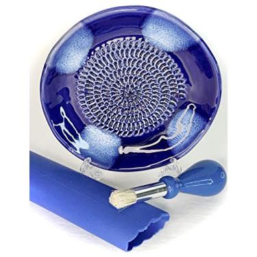 Imagem de BonCera, Conjunto multifuncional de ralador de alho de cerâmica premium de 4 peças – feito à mão, prato ralador de design vitrificado azul com descascador de alho, escova de coleta, suporte de