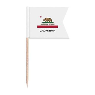 Imagem de Bandeira do estado americano com contorno da Califórnia, bandeiras de palito de dentes, marcação de rotulagem para bolo de festa, prato de queijo
