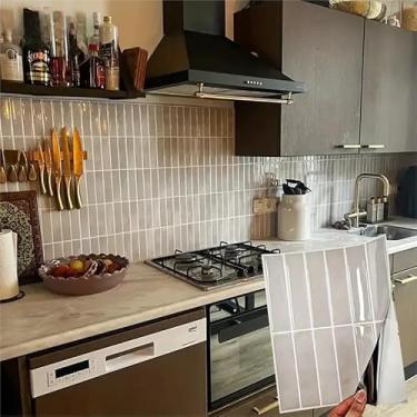 Imagem de Heikki Adesivos de proteção contra respingos de cozinha, 20 peças, respingos de azulejo para ilhas de cozinha, banheiros, lavanderias, trailers e espaços de aluguel, 11,43 × 23 cm (bege)