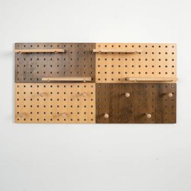 Imagem de UMICAL Pegboard de madeira marrom e bege, mostrador modular, combinação de quadro de madeira, organizador de parede, ganchos de parede, prateleira para casa, escritório, banheiro, vem com 4 peças de