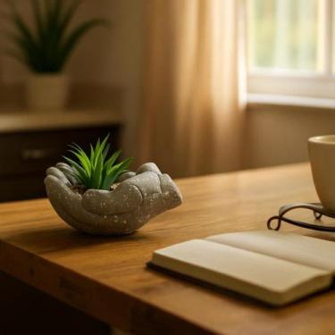 Imagem de Mini Vaso em Formato de Mãos com Planta Artificial Suculenta - bbless,
