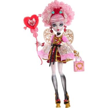 Imagem de Monster High Cupid Asteria boneca com vestido de festa rosa e vermelho e acessórios temáticos como um convite, um balão, um presente, um leque e muito mais, JBG77
