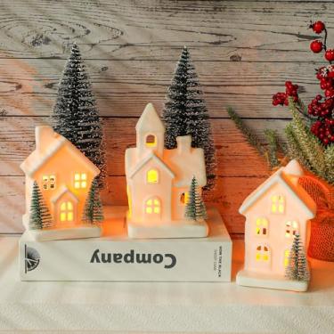 Imagem de Peninpha 5 conjuntos de vila de Natal – 3 casas brancas de cerâmica iluminadas por LED com 2 árvores de Natal decorativas com controle remoto velas de LED para decoração de prateleira de casa de mesa