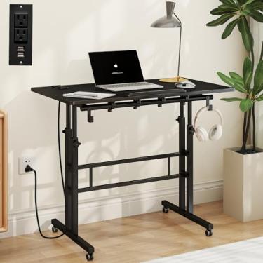 Imagem de SIDUCAL Mesa de pé portátil, altura ajustável, mesa de computador com rodas, estação de trabalho móvel para escritório doméstico com portas e saídas USB, carrinho de laptop para ficar em pé ou sentado