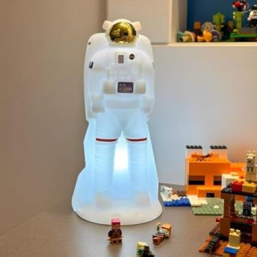 Imagem de Luminária Astronauta 3D de Mesa, Polietileno Branco, Bivolt 110V/220V, Iluminação Suave, Decoração Criativa, 34x16x17cm
