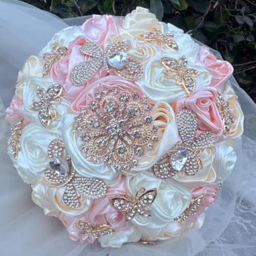 Imagem de Mhojpik Buquê de flores de casamento feito à mão com buquê redondo de rosas artificiais para noiva, dama de honra, casamento, quinze anos (salmão claro, marfim e creme, 25 cm)