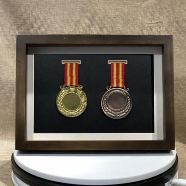 Imagem de Moldura De Exibição De Medalha, Molduras De Fotos De Caixa 3d De Medalha Esportivamoldura De Foto De Imagem Com Certificado Personalizado Com Título, Brown, 2 medals