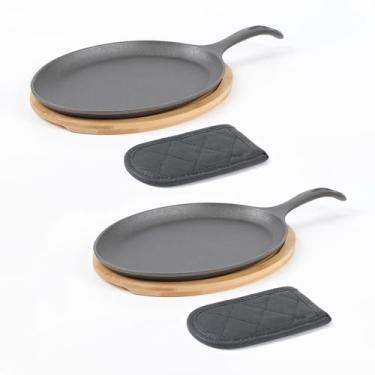 Imagem de HAWOK Conjunto de panelas Sizzler de ferro fundido com bandeja de bambu e suporte de alça, frigideira de ferro fundido pré-temperada com base de bambu e capa de alça conjunto de 2