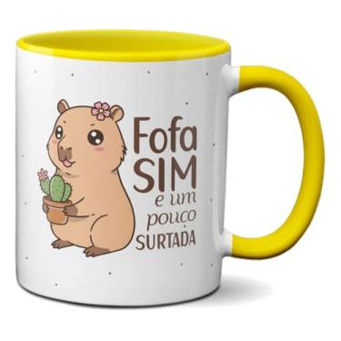Imagem de Caneca Capivara Fofinha Com Flor Fofa Sim e um Pouco Surtada (Amarela)