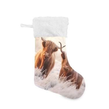 Imagem de ATTX Meias de Natal de vaca Highland, suportes de presente brancos de pelúcia para decorações de festas de fim de ano (43 cm, pacote com 2) #546