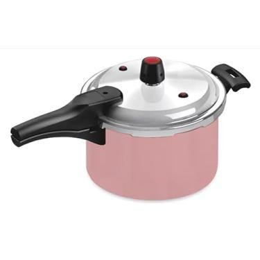 Imagem de Panela de Pressão de 5 litros, com fechamento externo seguro. Feita em alumínio resistente e com acabamento polido na cor rosa, é ideal para preparar receitas rápidas com estilo
