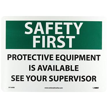 Imagem de NMC Placa SF169RB OSHA, legenda "SAFETY FIRST - PROTECTIVE EQUIPMENT IS DISPONÍVEL SEE YOUR SUPERVISOR", 35,5 cm de comprimento x 25,4 cm de altura, plástico rígido, preto/verde sobre branco