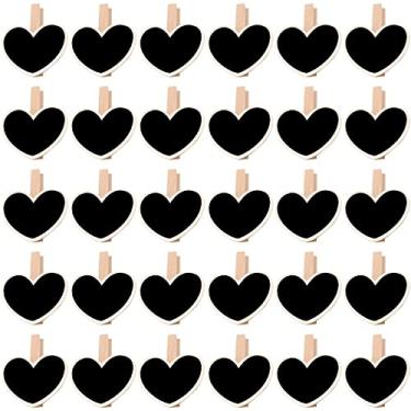 Imagem de Haiabei 30 peças mini clipes de madeira para quadro-negro com clipes de madeira para quadro de giz placa de mensagem placa placa com alfinetes para memória, anotações, etiqueta de alimentos, cartão de mesa de casamento, cartão de lugar para festa, decoração de coração, Heart