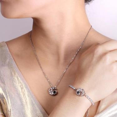Imagem de Pulseira de projeção delicada de lua vazada romântica em 100 idiomas, conjunto de joias de tênis elegante para mulheres, pulseira de tênis para mulheres, presente de joias modernas, Medium, Latão