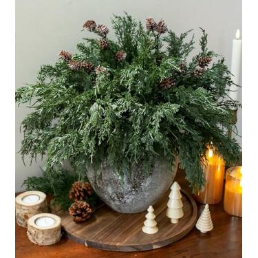 Imagem de Hastes artificiais de cedro de pinheiro Norfolk para decoração de Natal, 12 peças de hastes de pinheiro falsas com 2 ramos de pinhas, toque real, vegetação sintética realista para vasos, guirlanda