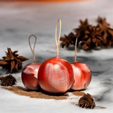 Imagem de Sabonete Artesanal Esférico com Bucha , Limpeza Energética e Fortuna. Vermelho , canela com folhas de Amora = Banho da Fortuna e o Verde , Lima da Pérsia é de Arruda,Alecrim e Sal Grosso = Limpeza Energética (Canela)