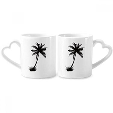 Imagem de Conjunto de canecas de porcelana de casal com contorno preto de coqueiro e coração