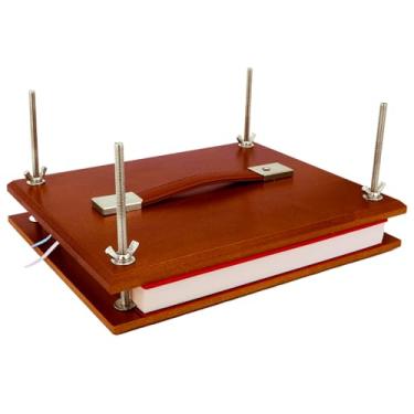 Imagem de GeryVtee Prensa de livros de madeira para encadernação grande de 25 x 20 cm, máquina de encadernação portátil com alça fácil de montar, ferramentas para encadernação de livros para entusiastas de