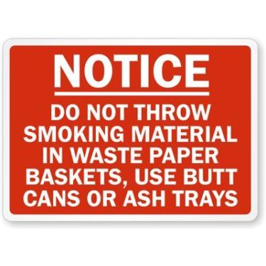 Imagem de Smartsign S-9573-PL-14 Placa de plástico "Aviso - Material não fumar em cestas de papel", 25,4 cm de comprimento, 35,5 cm de largura, 1,27 cm de altura