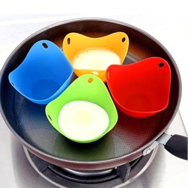 Imagem de 4 cápsulas de silicone para cozinhar ovos de fundo plano para micro-ondas, panela instantânea e panelas de fogão