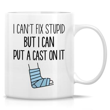 Imagem de Retreez Caneca ortopedista engraçada - 325 ml xícara de café ou chá de cerâmica - Presente sarcástico para cirurgião ortopédico, médico ósseo e especialista em ortopedia - Caneca I Can't Fix Stupid,