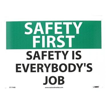Imagem de NMC Placa SF174AB OSHA, legenda "SAFETY FIRST - SAFETY IS EVERYBODY'S JOB", 35,5 cm de comprimento x 25,4 cm de altura, alumínio, preto/verde em branco