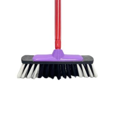 Imagem de vassoura de pelo delicada com cabo para piso porcelanato e madeira