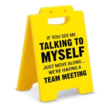 Imagem de Decoração de mesa de escritório engraçada You See Me Talking to Myself We're Having a Team Meeting Desk Sign Office Cubículo Decorações Team Office Gag Presentes para colega de trabalho e chefe