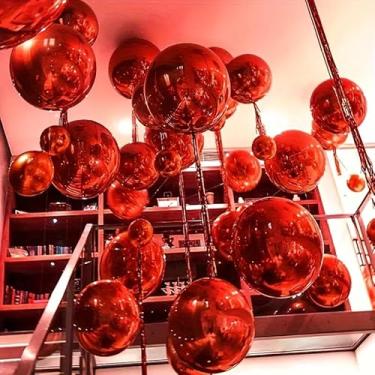 Imagem de 9 peças de balões de festa redondos gigantes vermelhos 4D de tamanhos variados - duráveis, fáceis de inflar e instalar, ideal para Natal, casamentos, aniversários, dia das mães e decoração de eventos