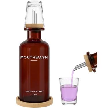 Imagem de Dispensador de enxaguante bucal de vidro âmbar para banheiro da Brighter Barns - Recipiente de enxaguante bucal recarregável e copo de vidro - Dispensadores modernos de lavagem bucal para banheiro