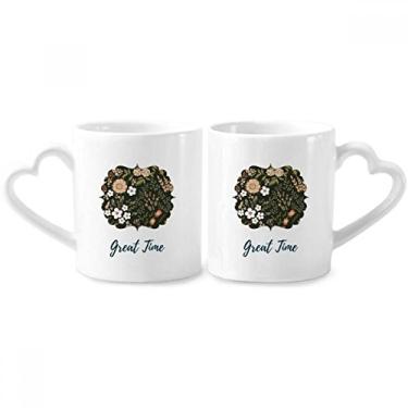 Imagem de Conjunto de canecas de porcelana branca para casal com tinta de plantas e alça de coração