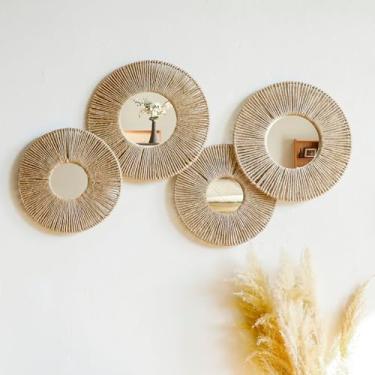 Imagem de Artilady Pacote com 4 cestos pendurados arte de parede - cesta de vime tecido decorativo boho pendurar na parede, espelhos redondos rústicos conjunto de decoração de casa de juta natural para quarto e