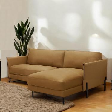 Imagem de Sofá Decorativo Karine 3 Lugares Sala de estar 230cm com Chaise Pés em Aço Couro Caramelo G88 - Gran Belo