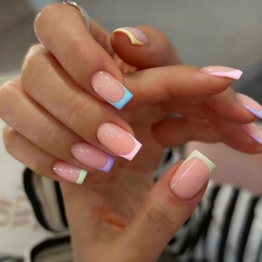 Imagem de SXVME Unhas de pressão quadradas médias, pontas francesas coloridas, curtas com cola, unhas postiças francesas naturais, caixão – Kit de 24 colas de gel macio nas unhas, visual realista