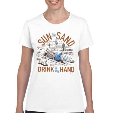 Imagem de Camiseta feminina Sun and Sand Drink in My Hand But its a Dry Heat Funny Skeleton Desert Summer Beach Vacation, Branco, XXG