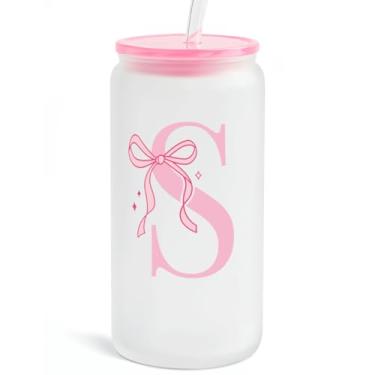 Imagem de SANDJEST Copo de vidro monograma com tampa acrílica e canudo, copo de café gelado fosco personalizado 473 ml, monograma presentes iniciais para mulheres meninas no aniversário (P)