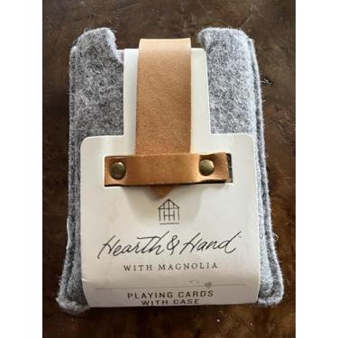 Imagem de Baralho em estojo de feltro – Lareira e mão com magnólia