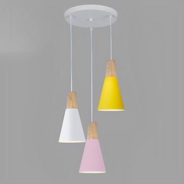 Imagem de Lustre triplo moderno e criativo em metal colorido com 3 lâmpadas E26, luminária pendente nórdica para ambientes internos, ideal para sala de jantar, quarto e cozinha.