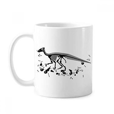 Imagem de Caneca preta de cerâmica com ossos de dinossauro, cerâmica e xícara de café