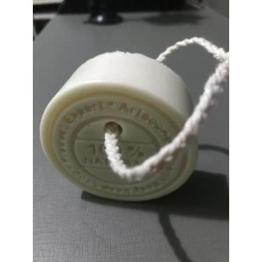 Imagem de SABONETE ARTESANAL REDONDO COM FURO, ideal para deixar pendurado no ba