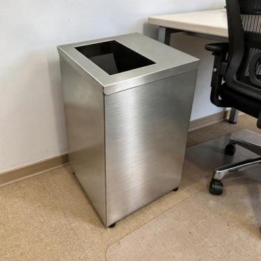 Imagem de Lixeira 50l Em Aço Inox Quadrada Sem Tampa Para Área Interna E Externa