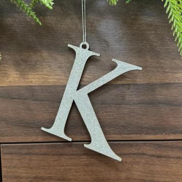 Imagem de Pxniy Enfeite de Natal com monograma de prata, letra inicial de madeira de 12 x 9 cm, etiqueta de decoração de árvore de Natal e etiqueta de meia (K)