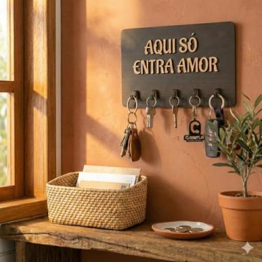 Imagem de Porta Chaves Decorativo Aqui Só Entra Amor em MDF, Organizador de Parede com 5 Ganchos, Instalação sem Furos com Fita Dupla Face Inclusa, 24x16cm