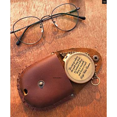 Imagem de NauticalMart Brass bússola Thoreau's Go confiante Poem gravado bolso bússola com capa de couro bronze