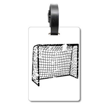 Imagem de Bolsa de viagem preta com estampa de rede para porta de futebol com etiqueta para cartão de bagagem