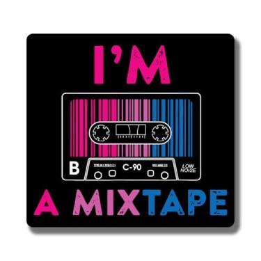 Imagem de I'm A Mixtape Bisexual Bi Cassette Joke Magnet - LGBTQ Pride Ally Love Ímã de bandeira de arco-íris - Ímã de superfície de metal de geladeira de para-choque de caminhão - 12 cm no lado mais longo -