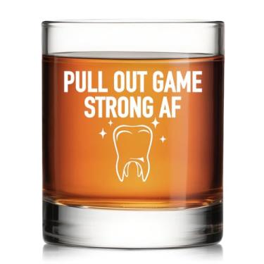 Imagem de Pishovi Pull Out Game Strong Af Whisky Glass, Dia dos Pais, presentes de Natal para homens, marido, pai, avô, amigo, colega de trabalho, presentes de aniversário engraçados para dentista assistente