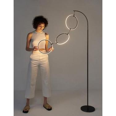 Imagem de Brightech Luminária de chão moderna Nova combina com decoração de sala de estar - Lâmpada alta de arco contemporâneo com pingente de anel de 3 círculos - Sobre o sofá em pé no poste arqueado