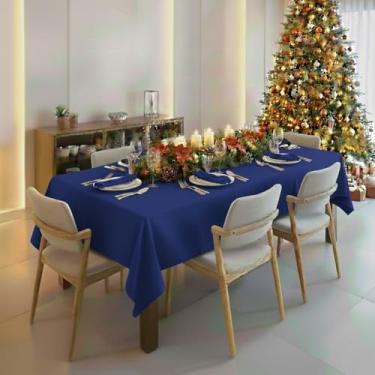 Imagem de Este conjunto de toalha de mesa de duas peças mede 2,00 x 1,40 metros e é feito de tecido Oxford premium com bordas reforçadas(Azul Royal)